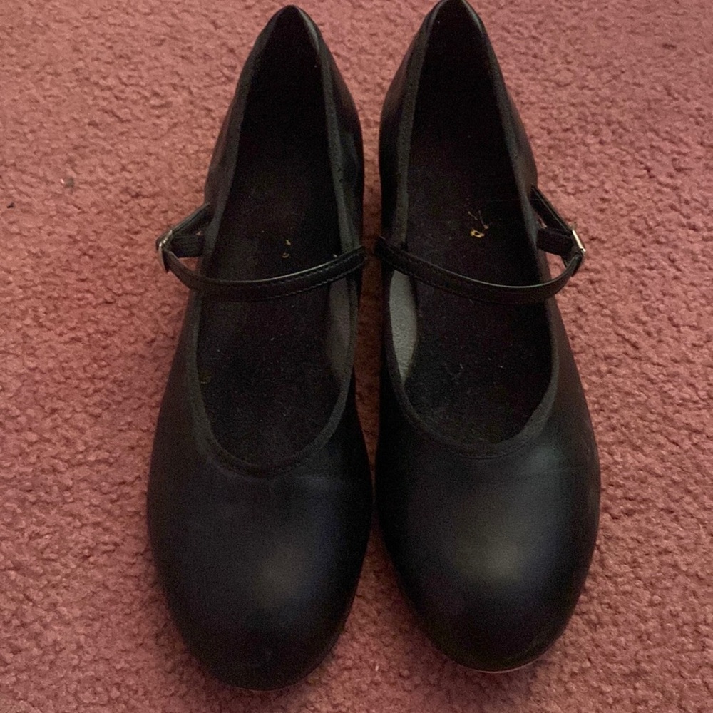 Theatricals Tap Shoes! Size 9. Used but in good condition.